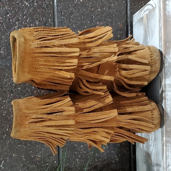 MINNETONKA MOCCASINS BROWN SUEDE 3 LAYER FRINGE SIZE 8 CLASSIC WESTERN - Picture 3 of 12